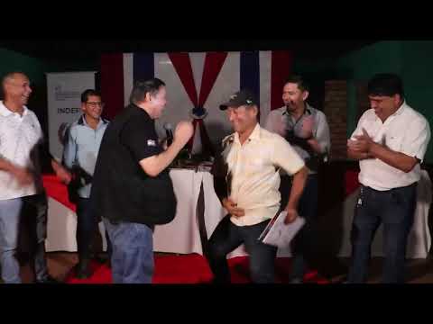 Bailando de alegría al recibir su título de propiedad en O'Leary, Alto Paraná.