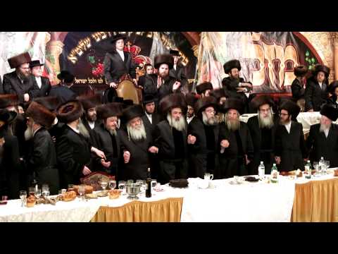 Simchs Beis Krula, Headtable Dance at the Chassuna, Admor M'Kretchnof dancing