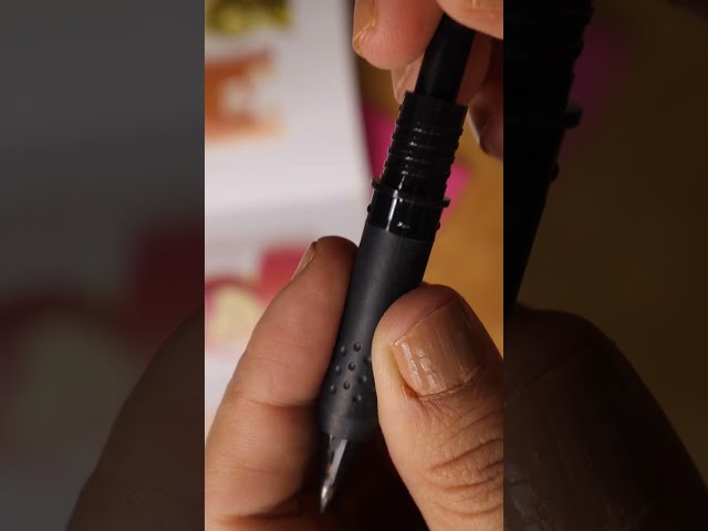 Vídeo relacionado con PILOT Frixion Ball Zone Beige en caja regalo - Bolígrafo retráctil borrable de primera calidad con tinta borrable - Bolígrafo rollerball recargable y ergonómico - Tinta Negra - Punta Media