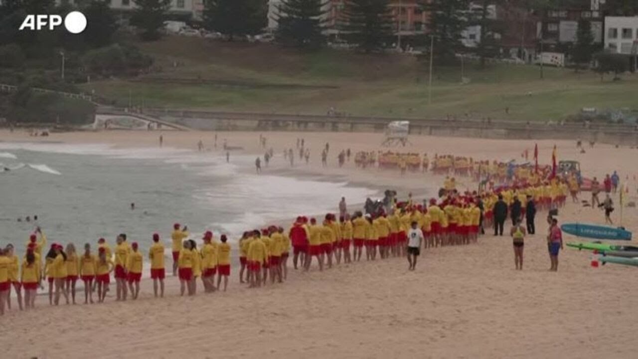 Sydney, l'omaggio dei bagnini alle vittime di Bondi Beach