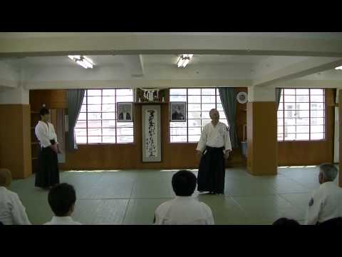 石垣師範の今月の技（両手取り呼吸投げ変化技）その1.　天秤投げ