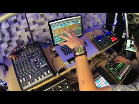 Wade Bennett - Varial - Live Gesture Controlled Techno  (Leap Motion - Roland AIRA - Push)