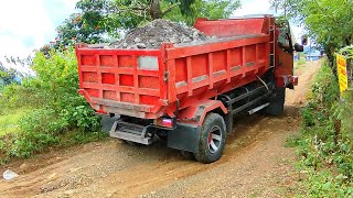 Download lagu Truk Jomplang. Mobil Truk Toyota Dyna Pengangkut Pasir Batu Bongkar Muatan,Mundur Di Jalan Terjal mp3
