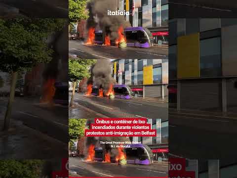 ÔNIBUS E CONTÊINER DE LIXO INCENDIADOS DURANTE VIOLENTOS PROTESTOS ANTI-IMIGRAÇÃO EM BELFAST