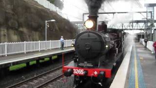 preview picture of video 'Steam Loco 3265 Hunter leaving Wollongong after Cockatoo Run'