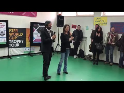 Fico a Napoli, tra i ragazzi di periferia: "Oggi solo cose belle"