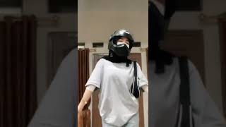 Download lagu ukhti joget sambil pakai helm #short mp3