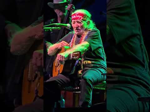 Willie Nelson sings Tom awaits “Last leaf on the tree” in Virginia Beach. He’s truly a legend. 