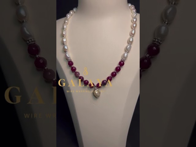 قلادة من الفضة الخالص مع حجر الياقوت والؤلؤ الزراعي