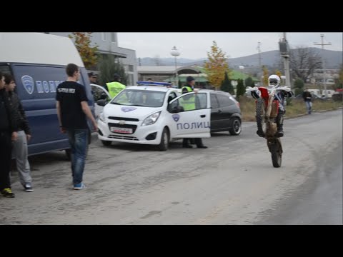Dirtbike wheelies in front of cops / На едно тркало пред полиција