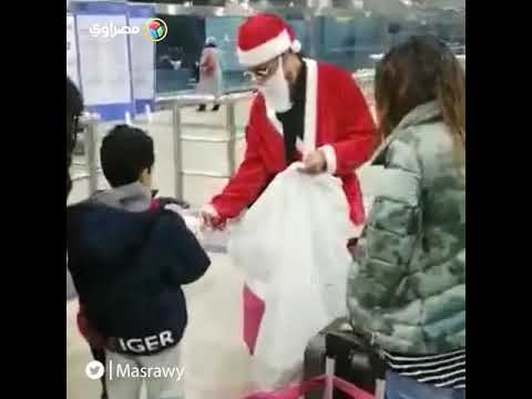 "بابا نويل" يوزع الهدايا على ركاب مطار القاهرة