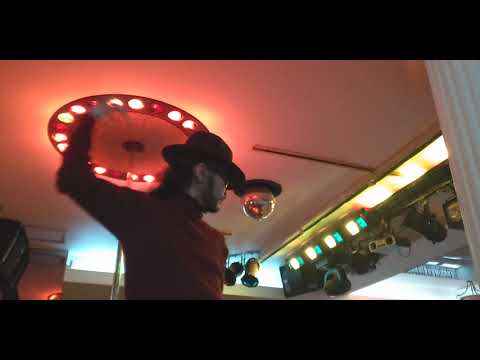 【 B J 】＃1181 [  春なのに  ] by 柏原よしえ( 柏原芳恵 )  を🌸  ✳️私の時代の卒業式にもありましたよ、第２ボタンを下さいの風習 😊✋ ボタンは全部なくなりました 😅 🌹