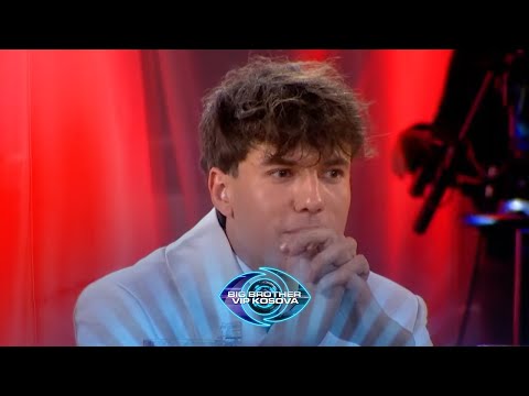 Klodi: Puthja në ballë me intime se ajo në buzë