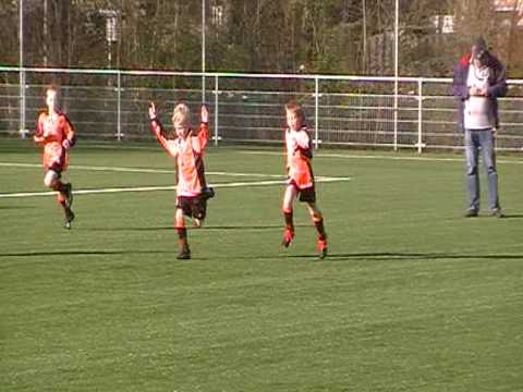 Montfoort F1 - VV De Meern F13 17.4.2010 juichen na doelpunt Roel