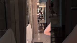 鏡に反射してパンチラしちゃう女の子