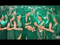 पूरा परिवार अपनी खुशियाँ मनाने के लिए 