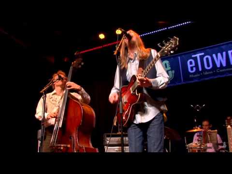 The Wood Brothers - Snake Eyes (eTown webisode #945)