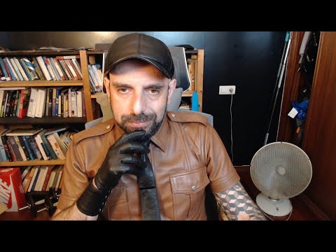Live chat in leather gear