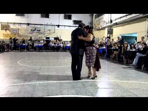  María del Carmen Romero  and  Jorge Dispari  are  dancing  to  a  tango
