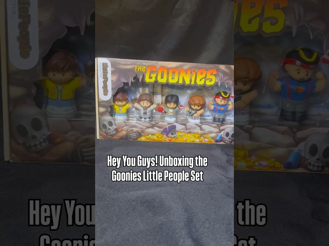Vídeo relacionado con Little People Collector The Goonies Movie Special Edition Set para Adultos y fanáticos, 5 Figuras en un Paquete de exhibición