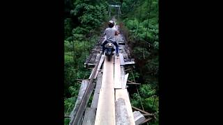 preview picture of video 'Extrimnya jembatan gantung Desa Tertinggal'