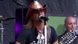 Bret Michaels performs &#39;Every Rose Has Its Thorn&#39;
