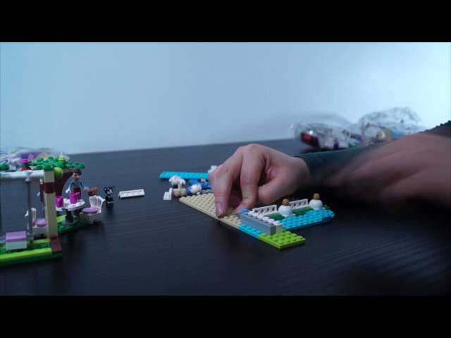 Vídeo relacionado con LEGO 43219 Disney Princess Castillos Creativos, Juguete de Construcción con Mini Muñecas de Bella y Cenicienta, Juego Portátil con Caja de Almacenamiento, Regalos para Niñas y Niños