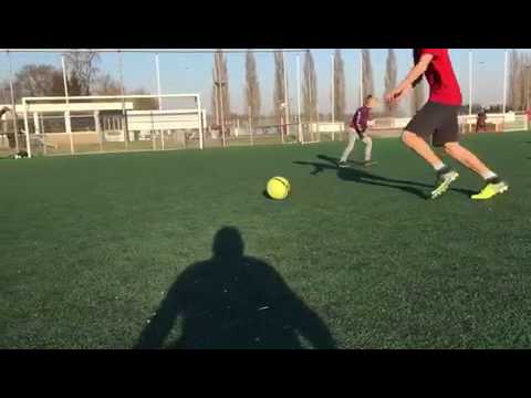 Stijf in de haak! (Enzio spelend voor Hoogland JO15)