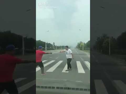 Вежливость превыше всего! Даже на дороге