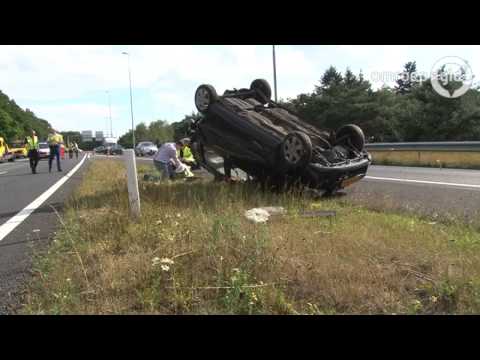 Auto over de kop op A50: weg afgesloten