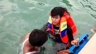 preview picture of video 'Ada ada aja pake pelampung takut tenggelam'