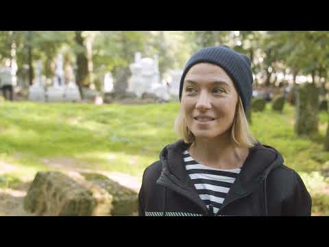 Porządkowanie cmentarza żydowskiego w Warszawie.