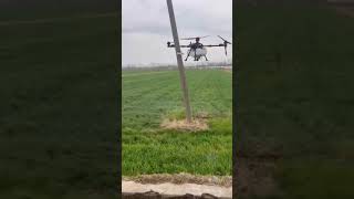 Drone fica batendo a cabeça no poste
