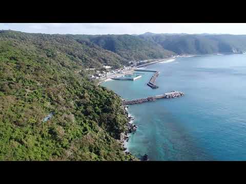 崖上から見下ろす沖縄屈指の絶景「茅打ちバンタ」