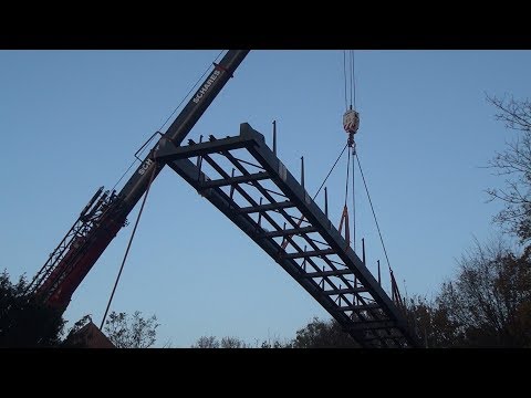 Neue Niersbrücke in Goch am Kastell - Anlieferung der Brückenteile