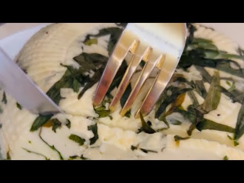 Самый вкусный сыр. Сыр с тархуном в разрезе. Сыр от Аруси Кавказ.