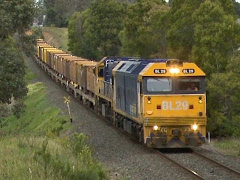 Steel Train in Australia - Pacific National Broad Gauge Railway - PoathTV
