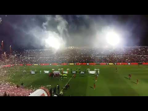 "El espectacular recibimiento de la hinchada a Patronato antes del partido contra Boca" Barra: Barra Fuerte • Club: Patronato