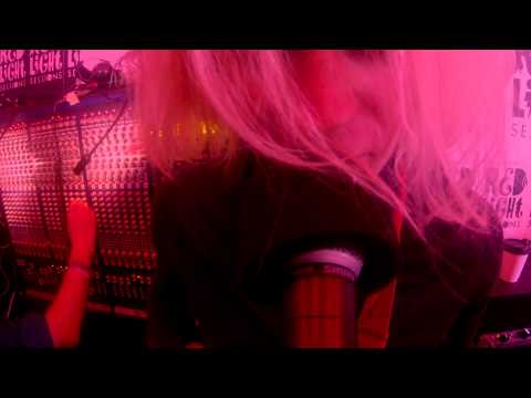 Connan Mockasin "It's Your Body 1" : Converse Red Light Session