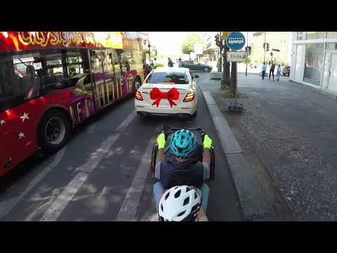 Mit eBike zum Shopping in der Friedrichstraße in Berlin. Als Tourist mit dem Zox4 Cargo unterwegs