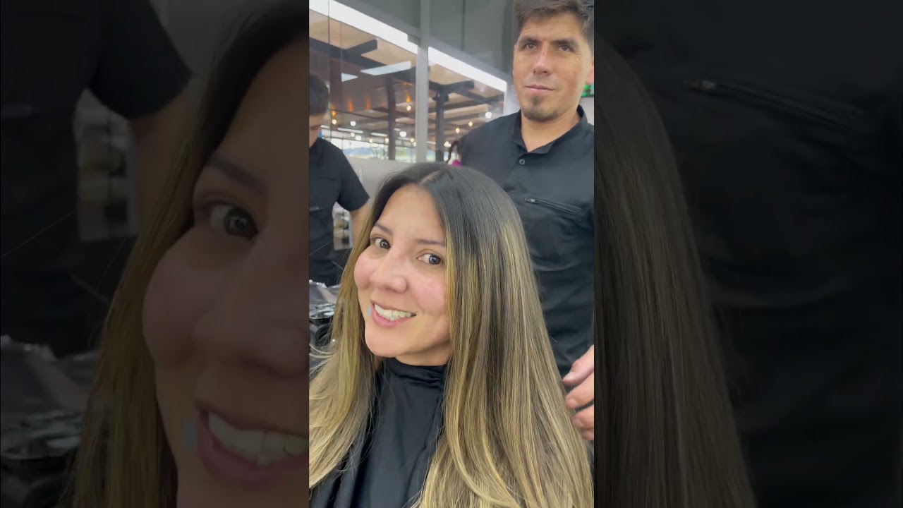 Clienta mostrando su resultado junto a su estilista en Narbo's Salón Spa Chía