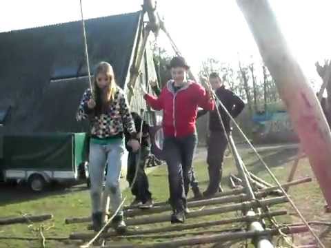 Landscouts bouwen een brug bij Scouting Maassluis 1