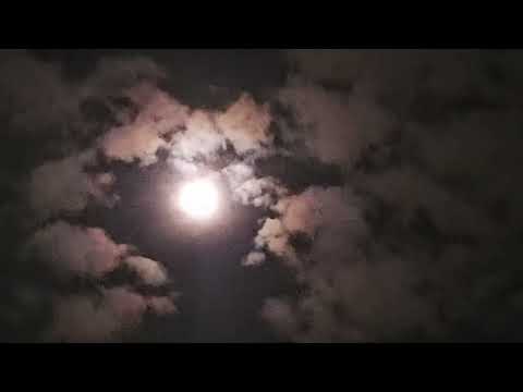 La luna, луната в облачна прегръдка 🤩💖