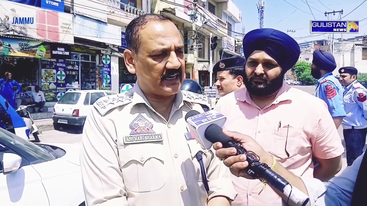 J&K Traffic Police Set Up Checkpoint to Raise Public Awareness on Road Safety Regulations