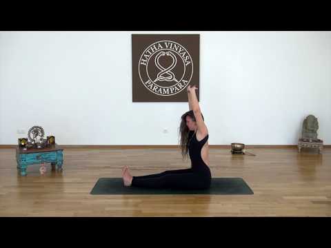 Technik Basics: sitzende  Vorbeuge mit Kristina