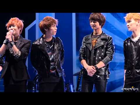 [fancam] 110503 SHINee Jonghyun talks with Minho @ Samsung Event
