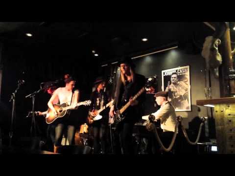 Hannah Aldridge and JETBONE live in Nynäshamn, Sweden