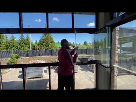 Безрамное остекление террасы в системе Pivot