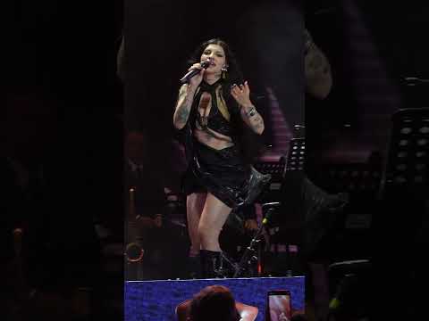 Cazzu interpreta "Con otra" junto al público en Jesús María 2026