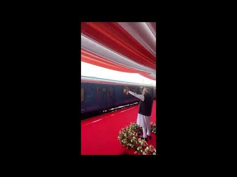 भारत की पहली हाइड्रोजन ट्रेन को हरी झंडी दिखाकर रवाना किया गया।